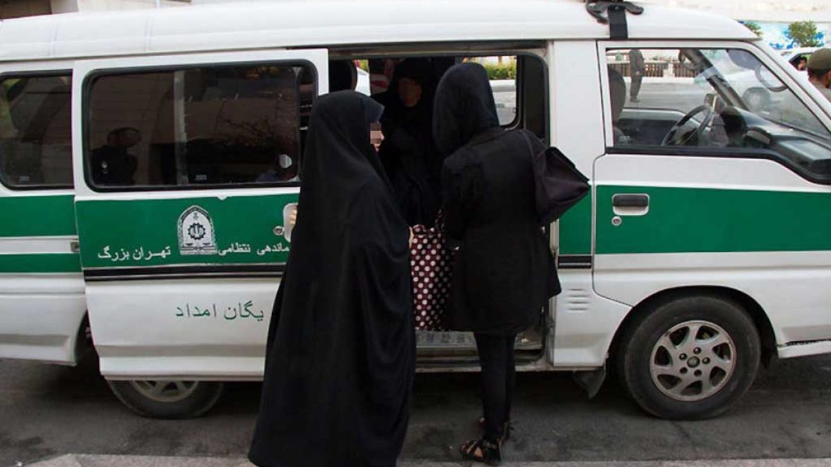 سردار منصور شوقانی در حال ارائه جزئیات طرح طراوت در جلسه شورای فرهنگ عمومی سمنان