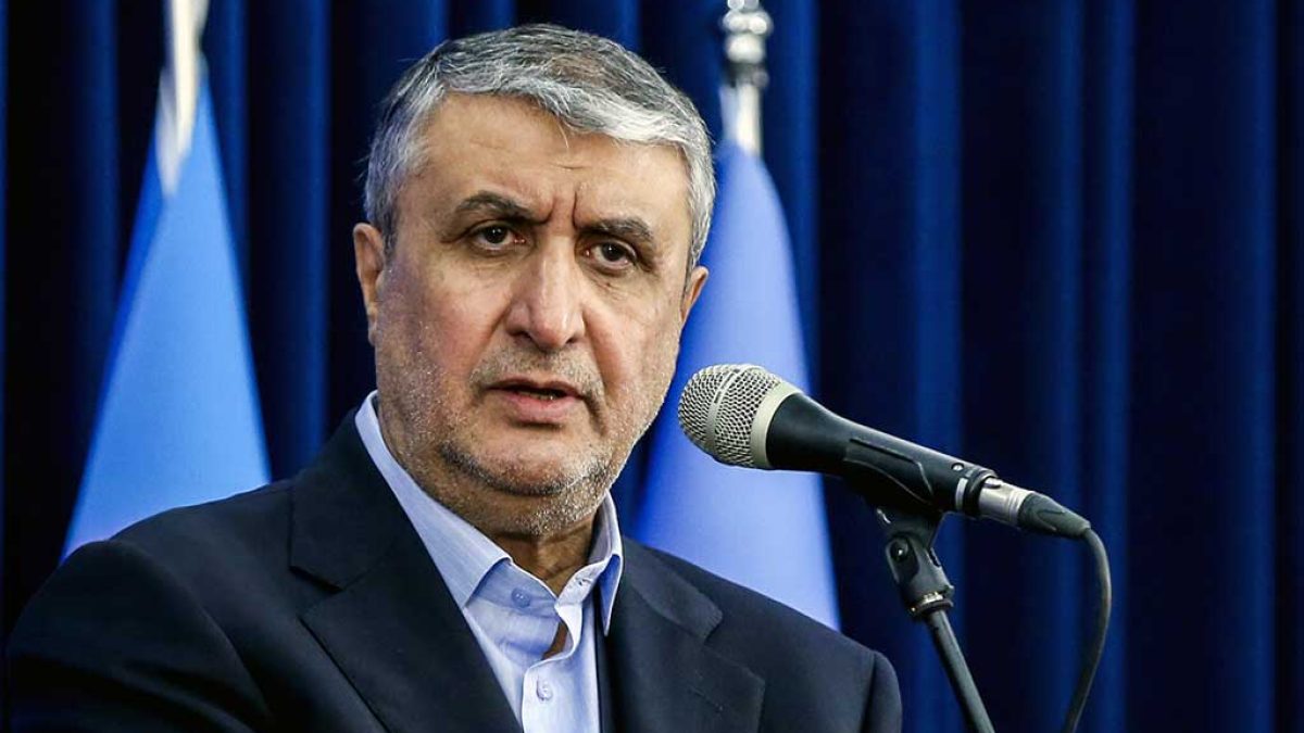 محمد اسلامی در حال بازدید از نمایشگاه دستاوردهای هسته‌ای
