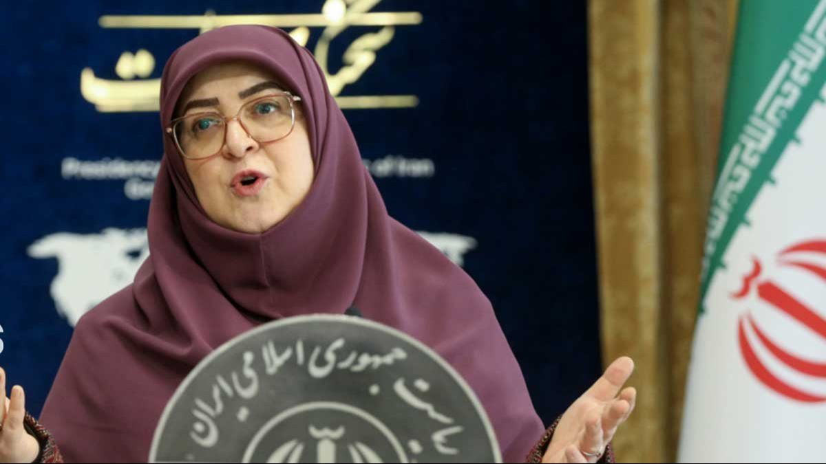 فاطمه مهاجرانی در حال صحبت با خبرنگاران درباره گشت ارشاد و آزادی‌های فردی