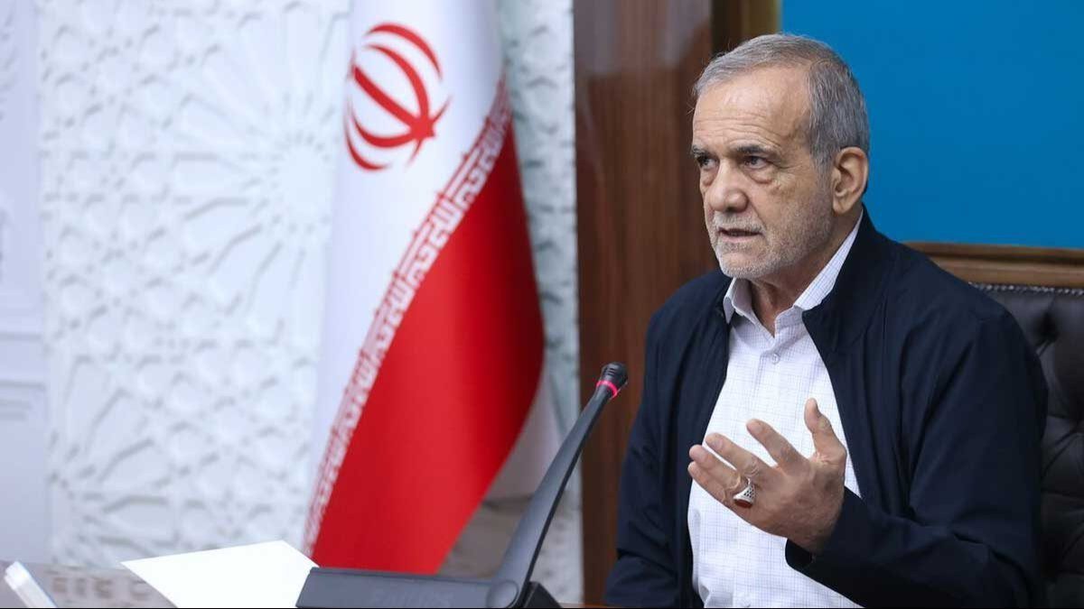 مسعود پزشکیان در حال سخنرانی درباره صلح افغانستان و پاکستان