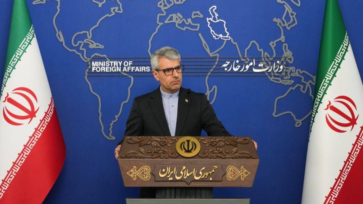 اسماعیل بقائی، سخنگوی وزارت امور خارجه ایران و پرچم ونزوئلا