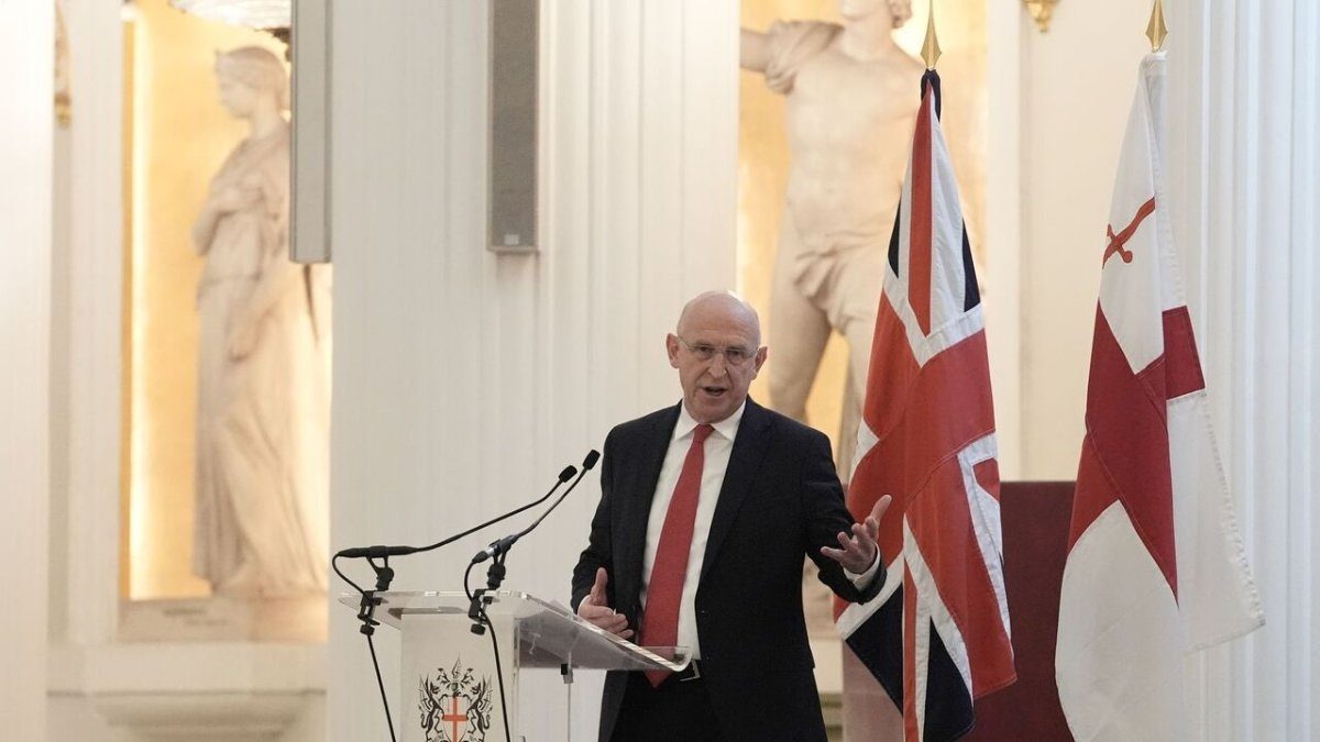 جان هیلی و نیروهای نظامی انگلیس در اوکراین