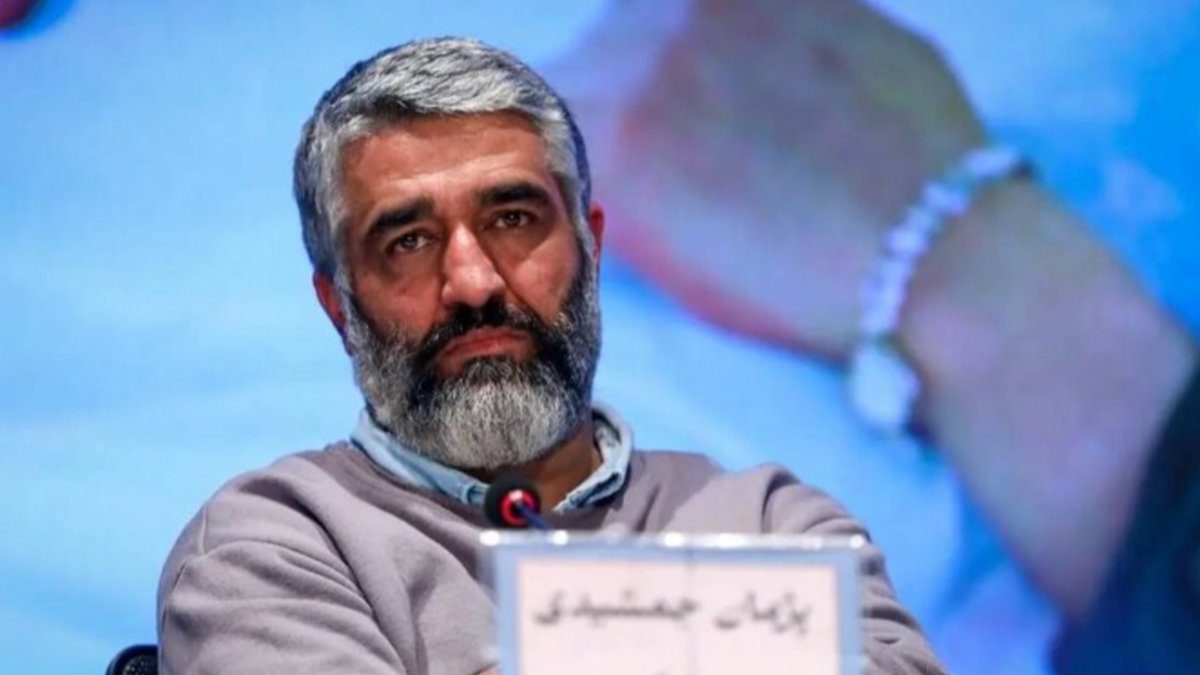 پژمان جمشیدی در حال توضیح درباره مسائل حقوقی و خانوادگی