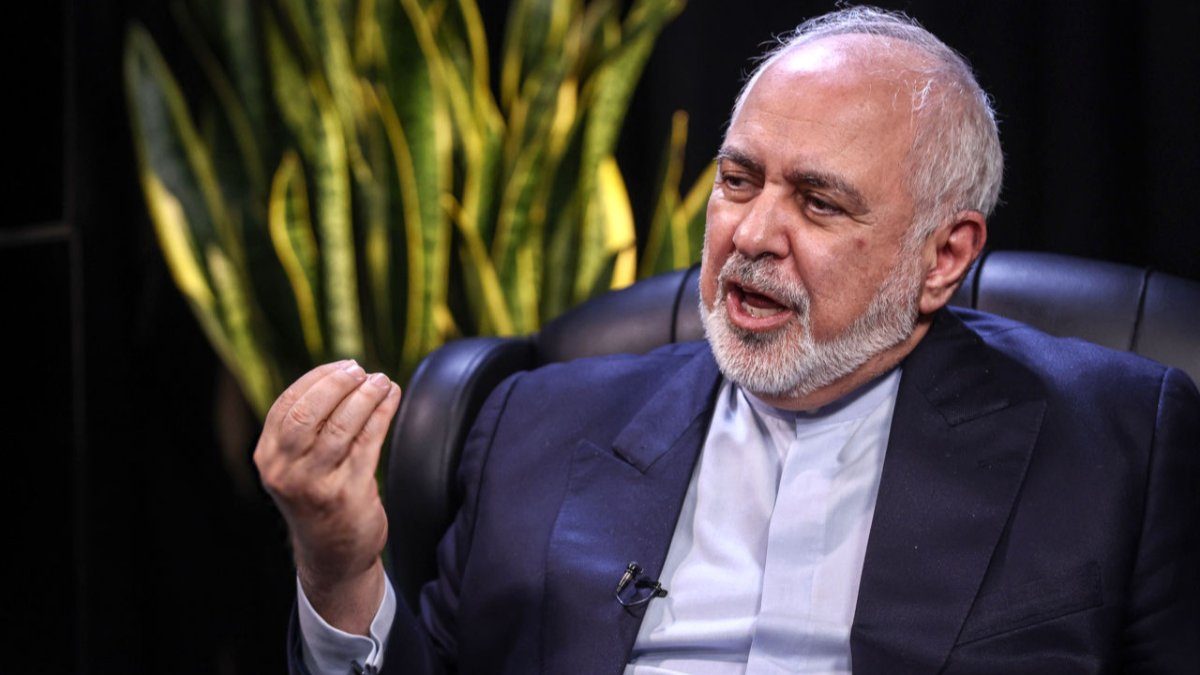 محمدجواد ظریف در حال سخنرانی درباره توان هسته‌ای و مقاومت ایران