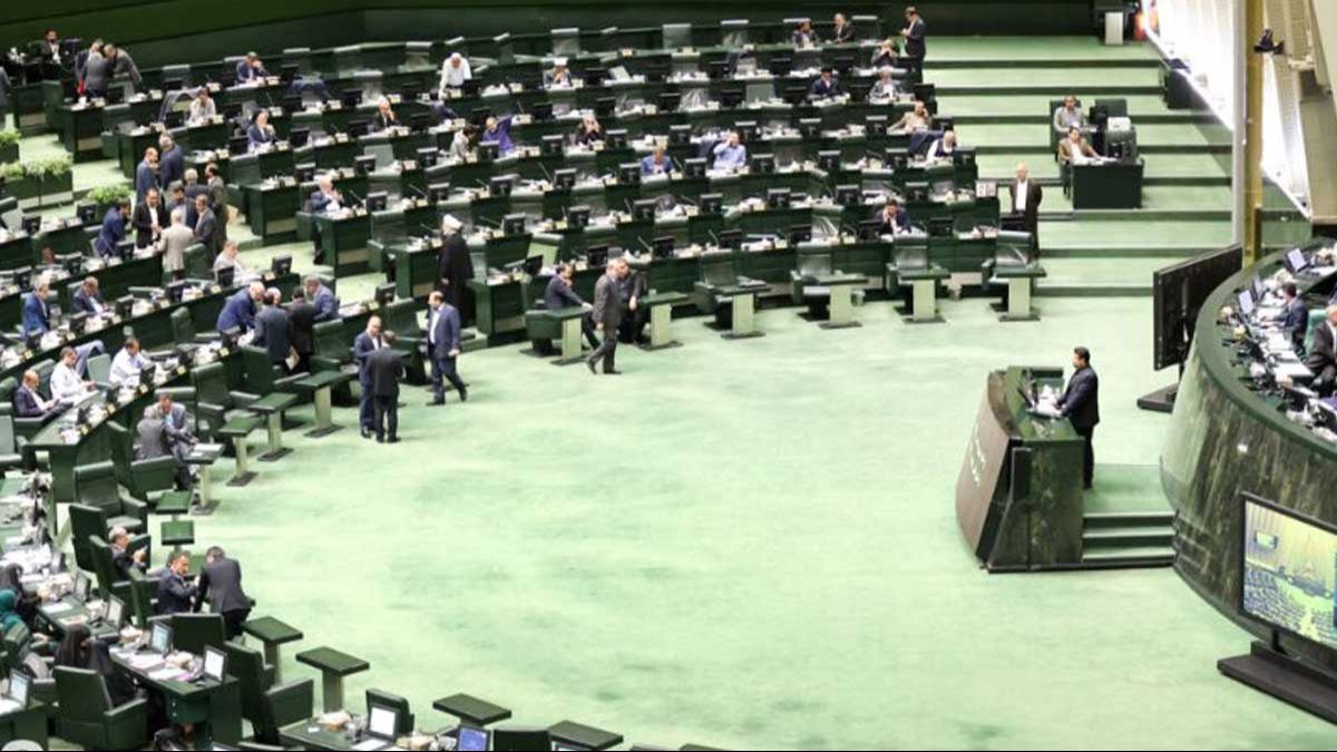 اعتراض مهدی کوچک‌زاده به حاجی بابایی در مجلس