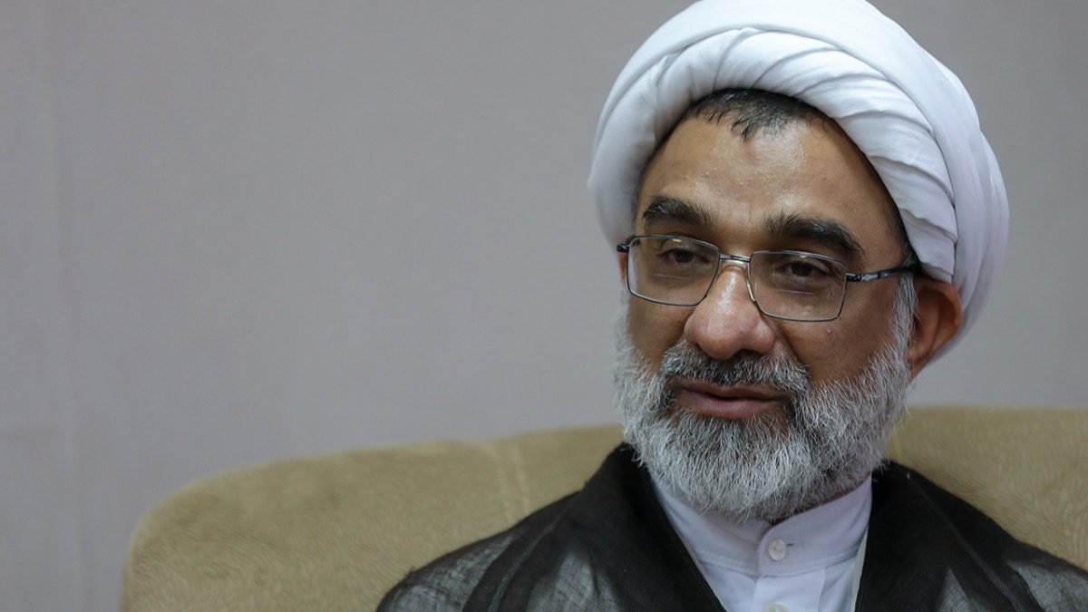 عبدالحسین خسروپناه در حال سخنرانی درباره قانون‌گرایی در برنامه‌های فرهنگی