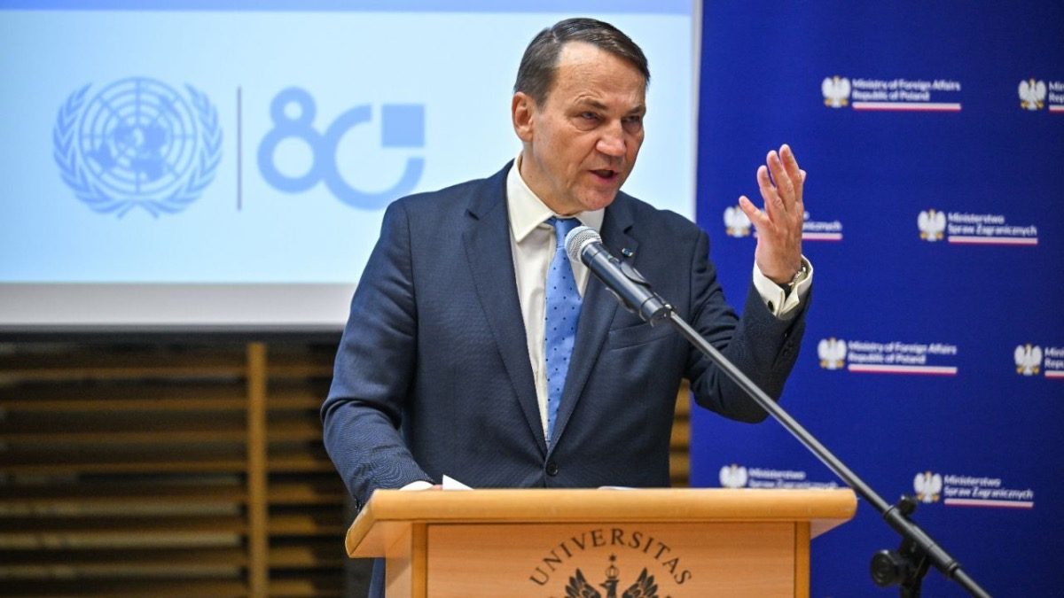 سیکورسکی وزیر خارجه لهستان در حال سخنرانی درباره روسیه و اوکراین