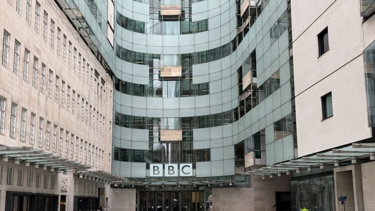 دونالد ترامپ و لوگوی بی‌بی‌سی، نماد اختلاف رسانه‌ای