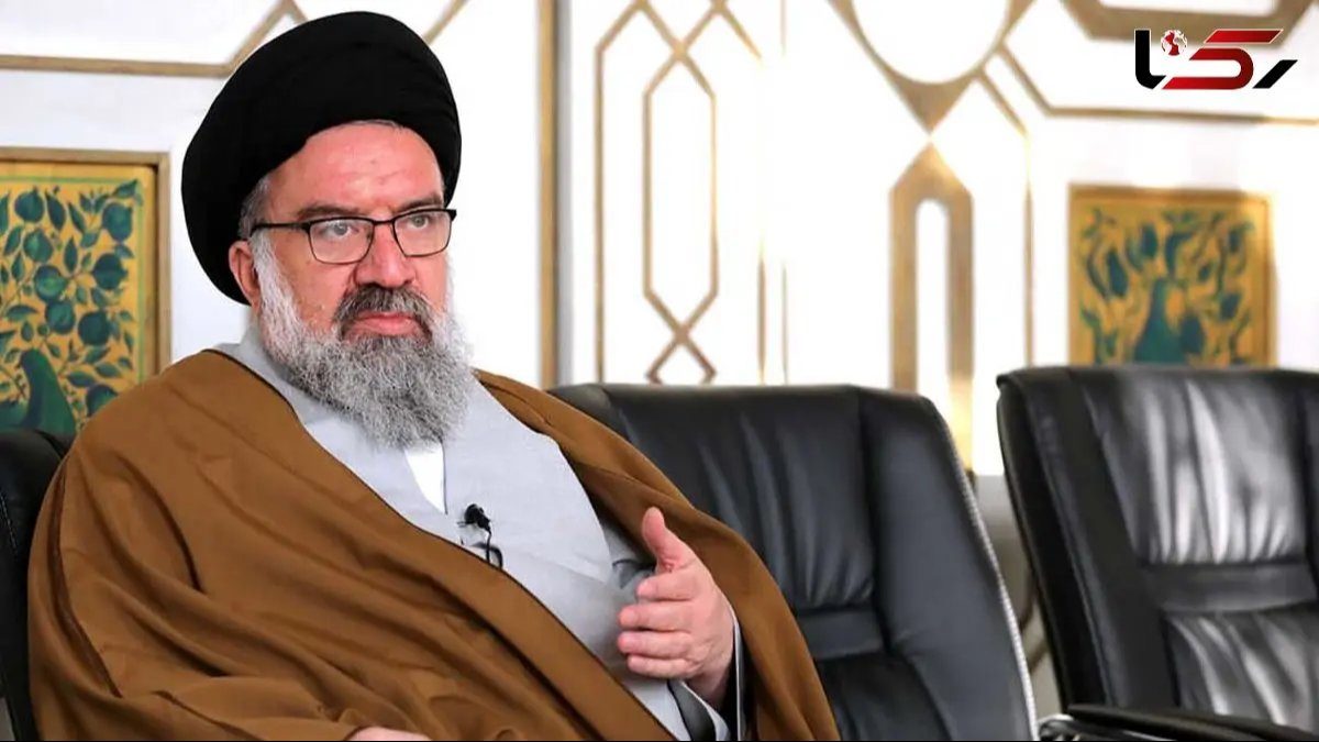 آیت‌الله سیداحمد خاتمی در حال خطبه خواندن در نماز جمعه تهران