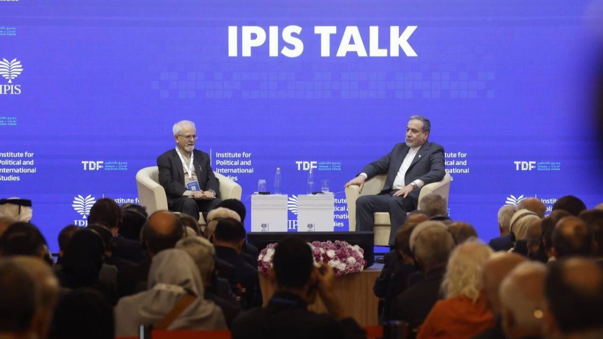 سید عباس عراقچی در حال سخنرانی درباره دیپلماسی ایران