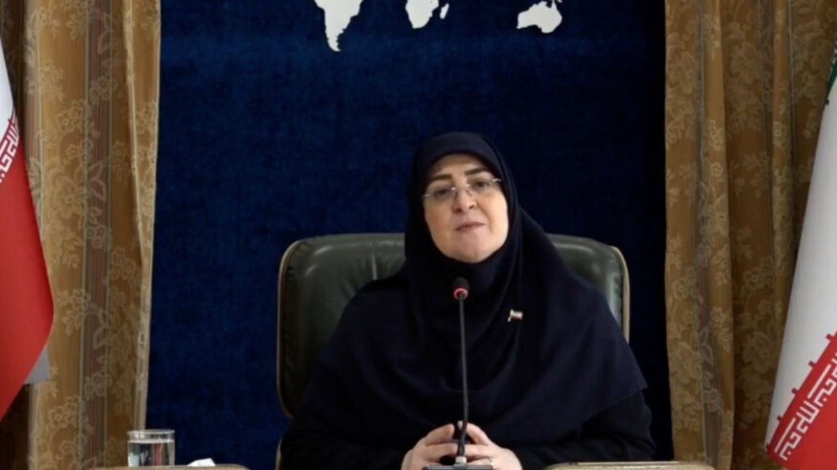 سخنگوی دولت ایران در حال سخنرانی درباره سیاست‌های دفاعی و خارجی