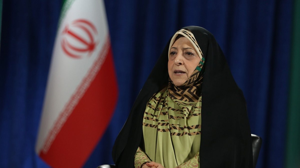 معصومه ابتکار در حال سخنرانی در همایش محیط زیست