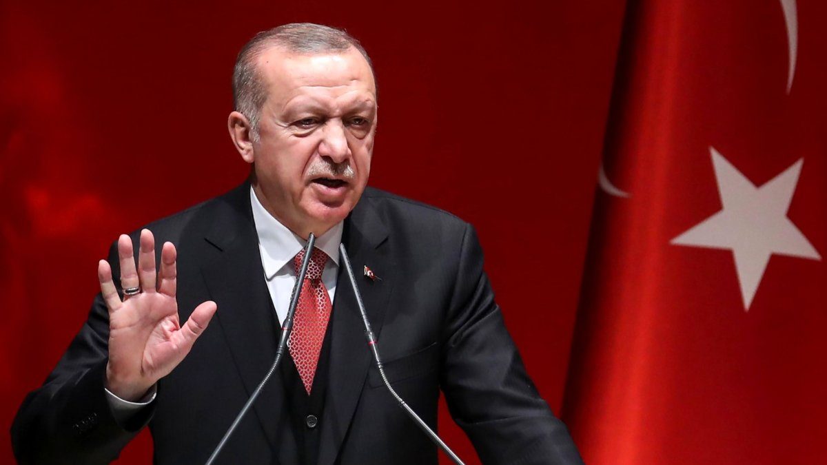 رجب طیب اردوغان در حال سخنرانی درباره جنگ غزه و خشونت علیه زنان