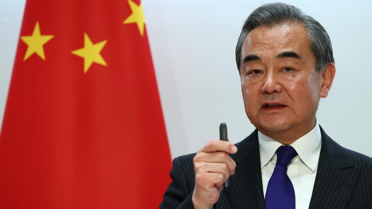 وانگ یی وزیر خارجه چین، نیکلاس مادورو و پرچم ونزوئلا