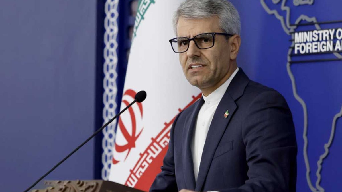 اسماعیل بقائی، سخنگوی جدید وزارت امور خارجه ایران، در حال پاسخگویی به خبرنگاران