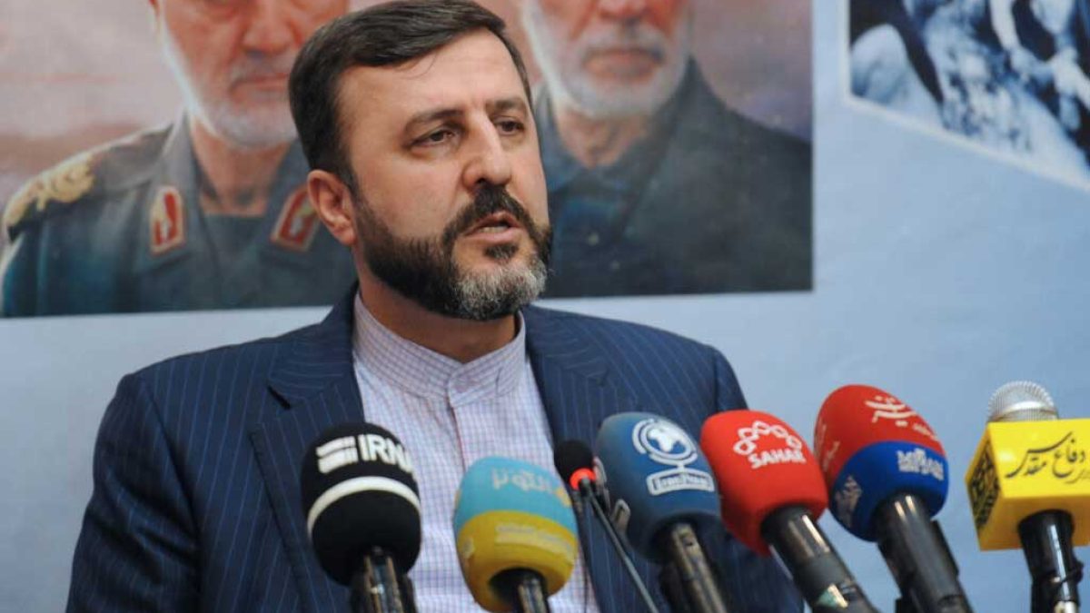 کاظم غریب آبادی، دبیر ستاد حقوق بشر ایران در حال نگارش نامه اعتراضی به سازمان ملل