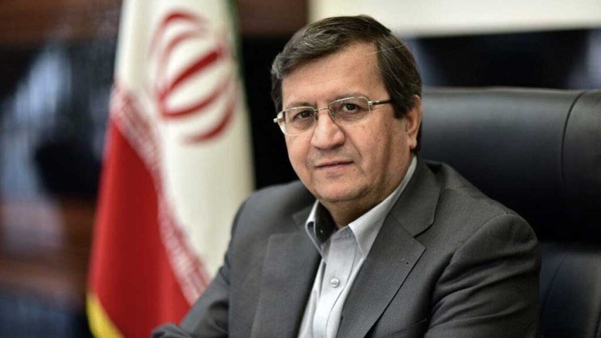 عبدالناصر همتی، وزیر اقتصاد، در حال تشریح برنامه‌های اقتصادی دولت