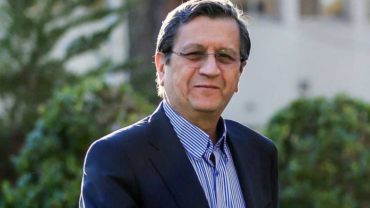 عبدالناصر همتی، وزیر امور اقتصادی و دارایی در حال صحبت درباره آسیب‌های فیلترینگ