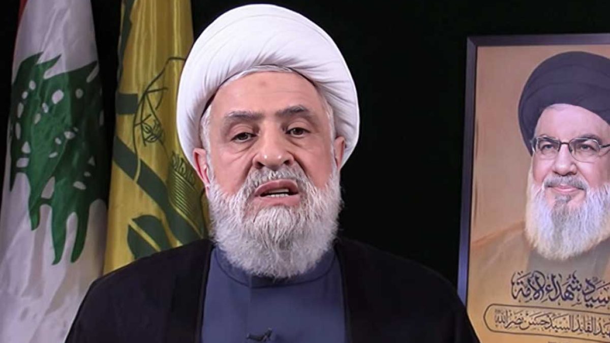 نعیم قاسم در حال سخنرانی درباره طرح آتش‌بس