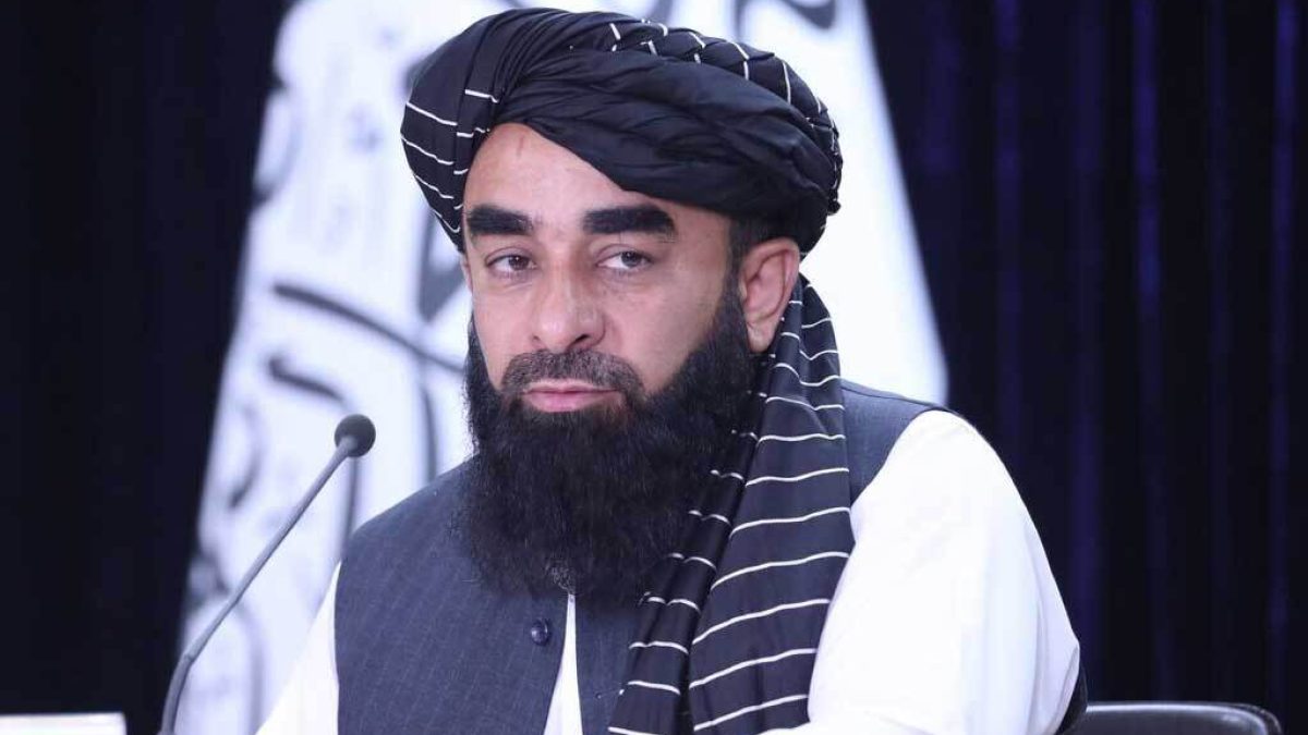 ذبیح الله مجاهد سخنگوی طالبان در حال تکذیب اخبار مرتبط با حملات سوریه