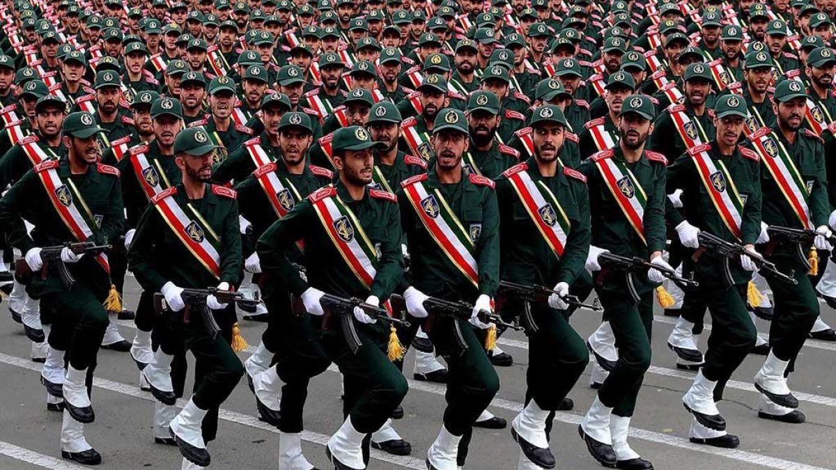 فرمانده سپاه پاسداران در حال قرائت بیانیه حمایت از متحدان منطقه‌ای