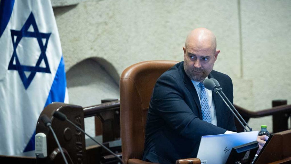 امیر اوحانا در حال سخنرانی در کنست اسرائیل