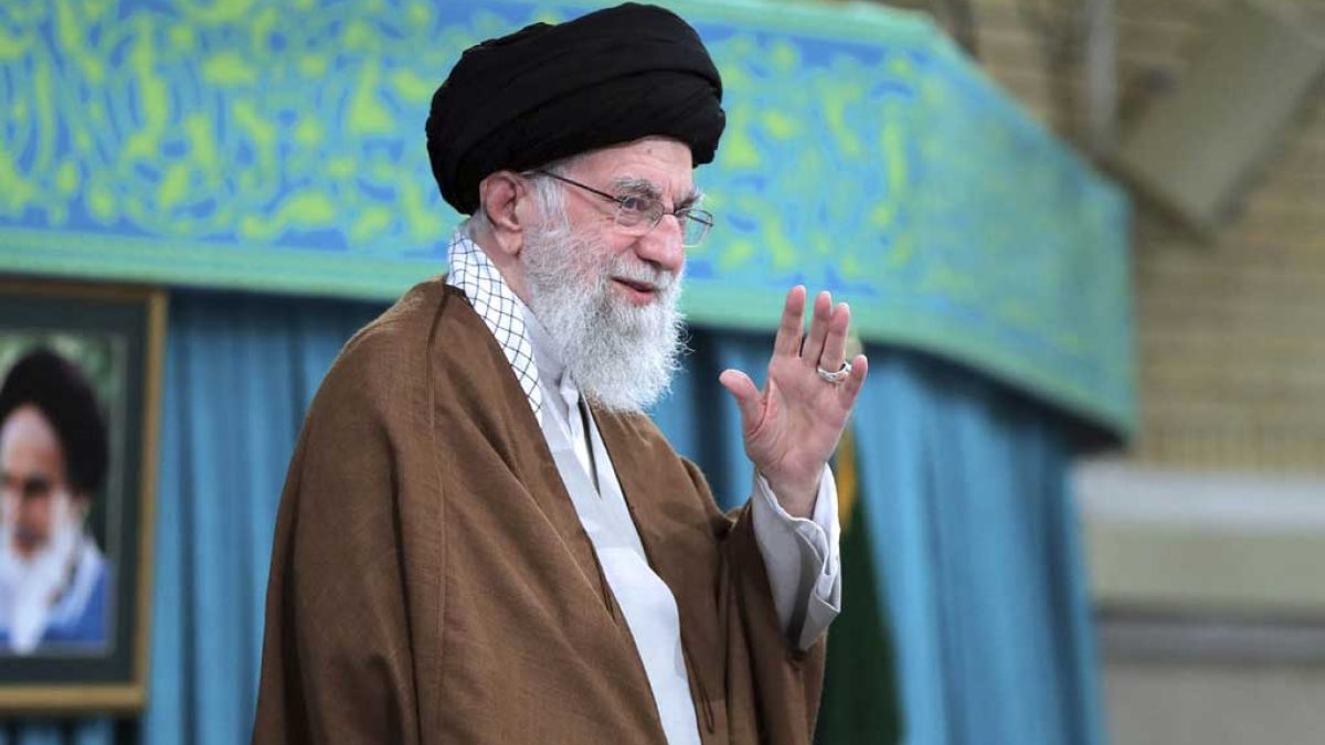 رهبر انقلاب در حال ارسال پیام هشدارآمیز به زبان عبری به تل‌آویو