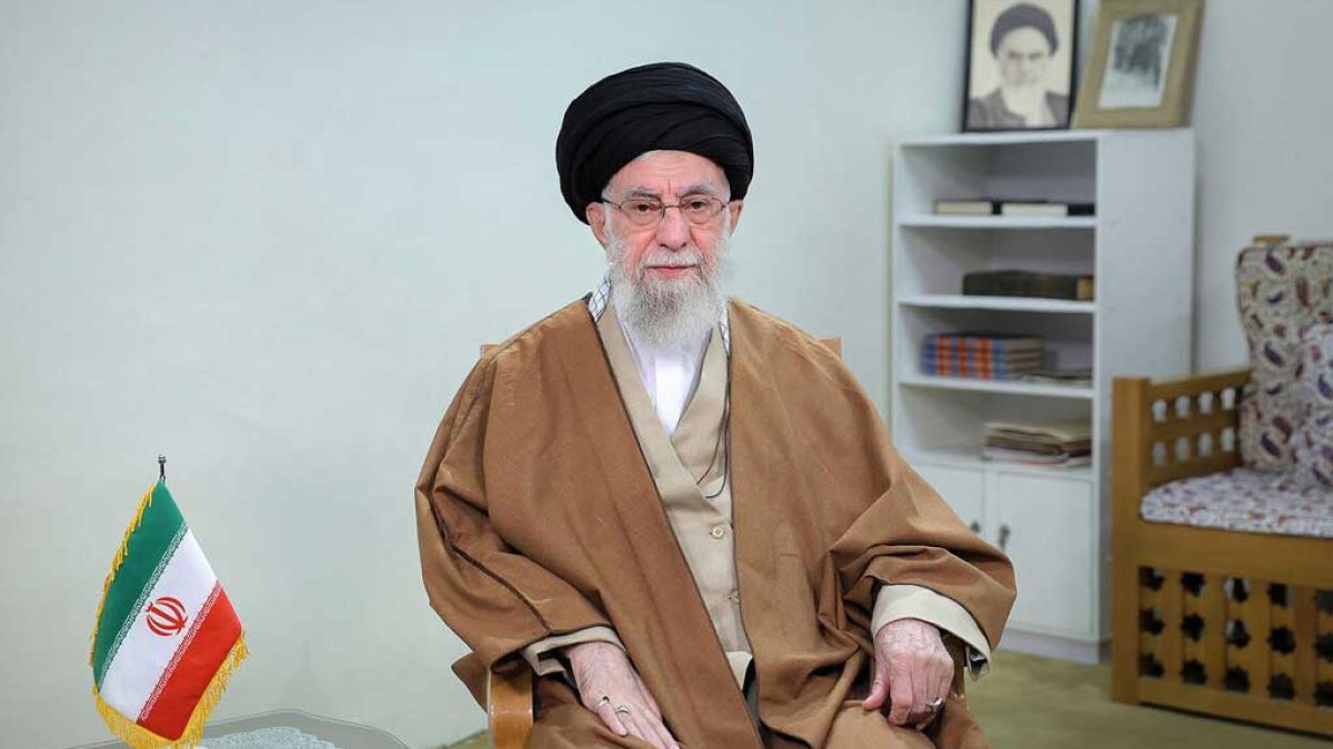 رهبر انقلاب در حال ایراد پیام نوروزی ۱۴۰۴ با تأکید بر سرمایه‌گذاری برای تولید