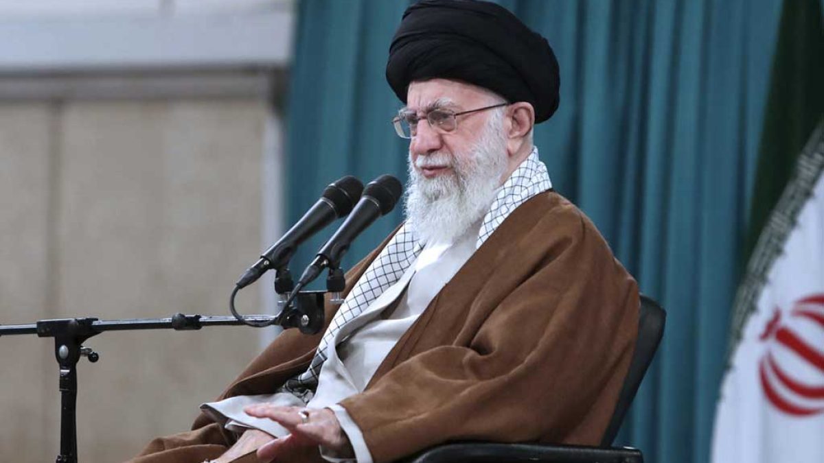 دیدار رهبر انقلاب با خانواده‌های شهدای امنیت در حسینیه امام خمینی