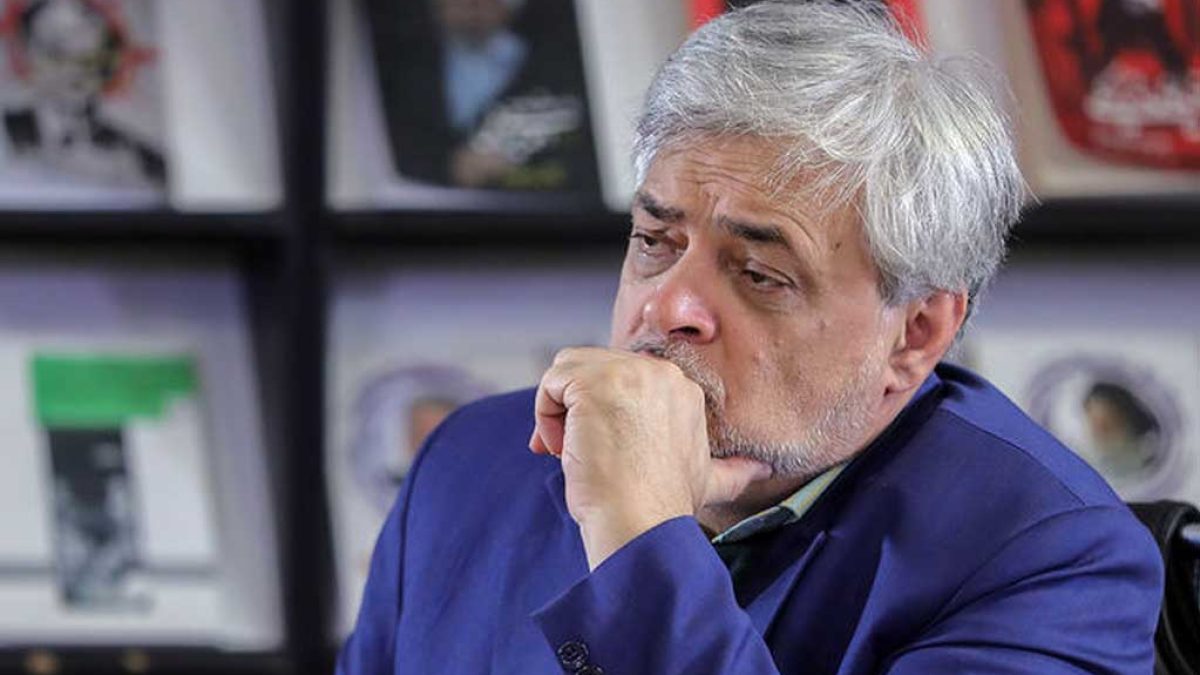خانم مهاجرانی، سخنگوی دولت، در حال پاسخگویی به خبرنگاران