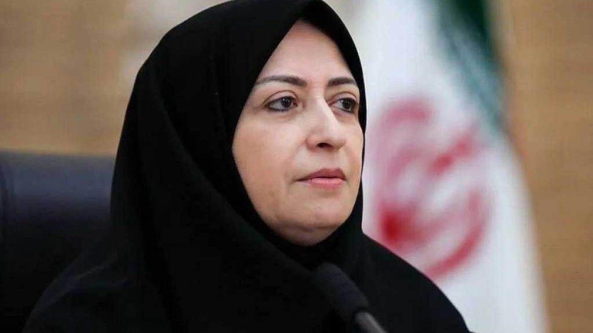 نیروگاه حرارتی و دودکش‌های آلاینده در هوای آلود شهری