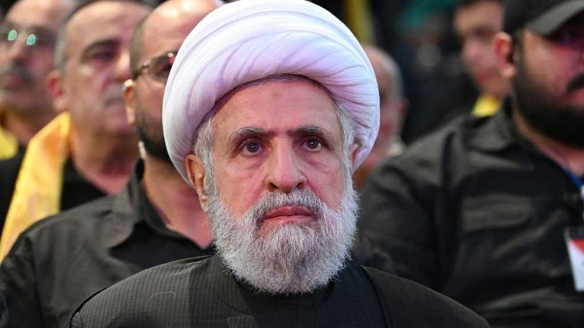 شیخ نعیم قاسم، دبیرکل جدید حزب‌الله لبنان در حال سخنرانی