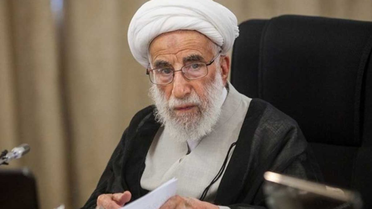 آیت‌الله احمد جنتی در جلسه شورای نگهبان درباره نقش بسیج و مقاومت سخن می‌گوید