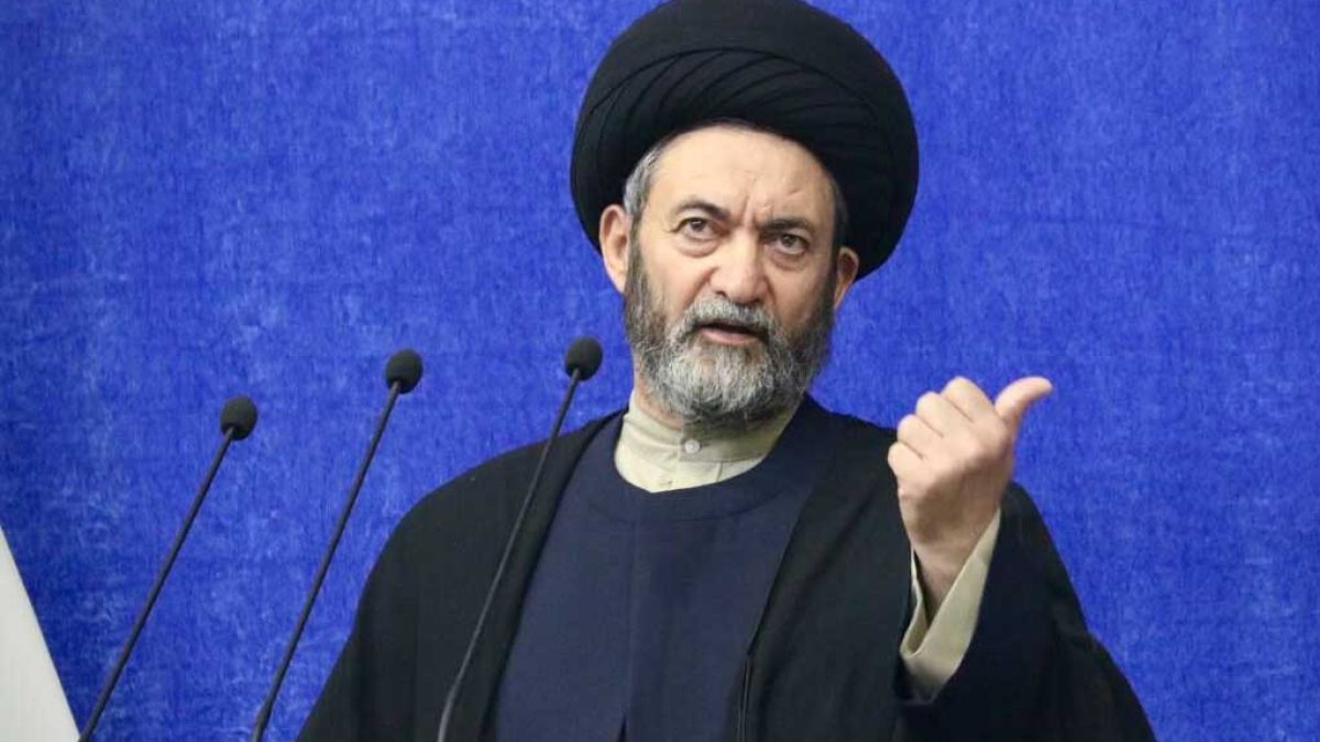 امام جمعه اردبیل در حال ایراد خطبه‌های نماز جمعه درباره تحولات منطقه