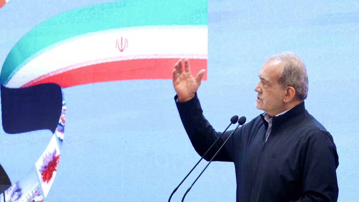 رئیس جمهور پزشکیان در حال سخنرانی در همایش روز ملی صادرات