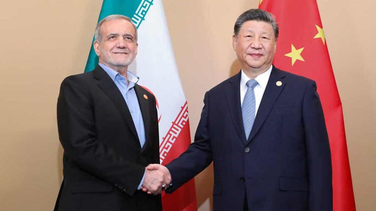 دیدار رئیس جمهور ایران با شی جین پینگ در روسیه