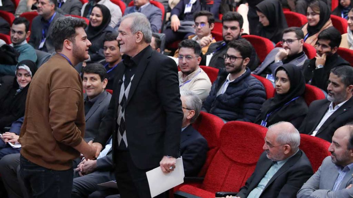 دیدار رئیس جمهور با اساتید دانشگاه صنعتی شریف در روز دانشجو