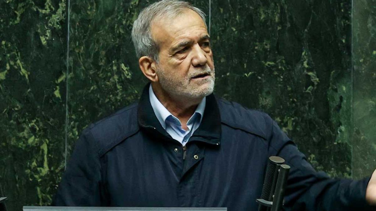 مسعود پزشکیان در حال سخنرانی در مراسم افتتاح موزه‌های دفاع مقدس