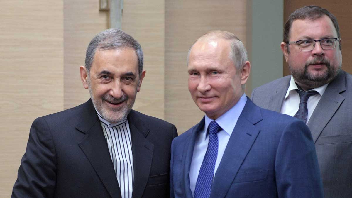 علی اکبر ولایتی مشاور رهبری ایران در حال صحبت در مورد روابط با روسیه