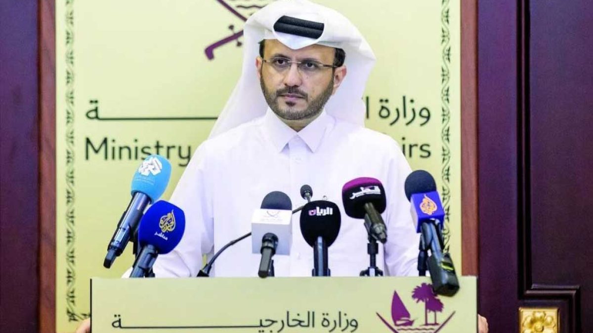 ماجد الانصاری، سخنگوی وزارت خارجه قطر در حال اعلام موضع رسمی درباره دفتر حماس