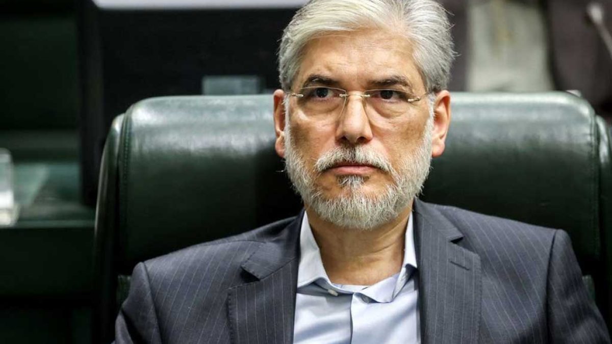 حسین سیمایی صراف، وزیر علوم، در حال گفتگو با خبرنگاران