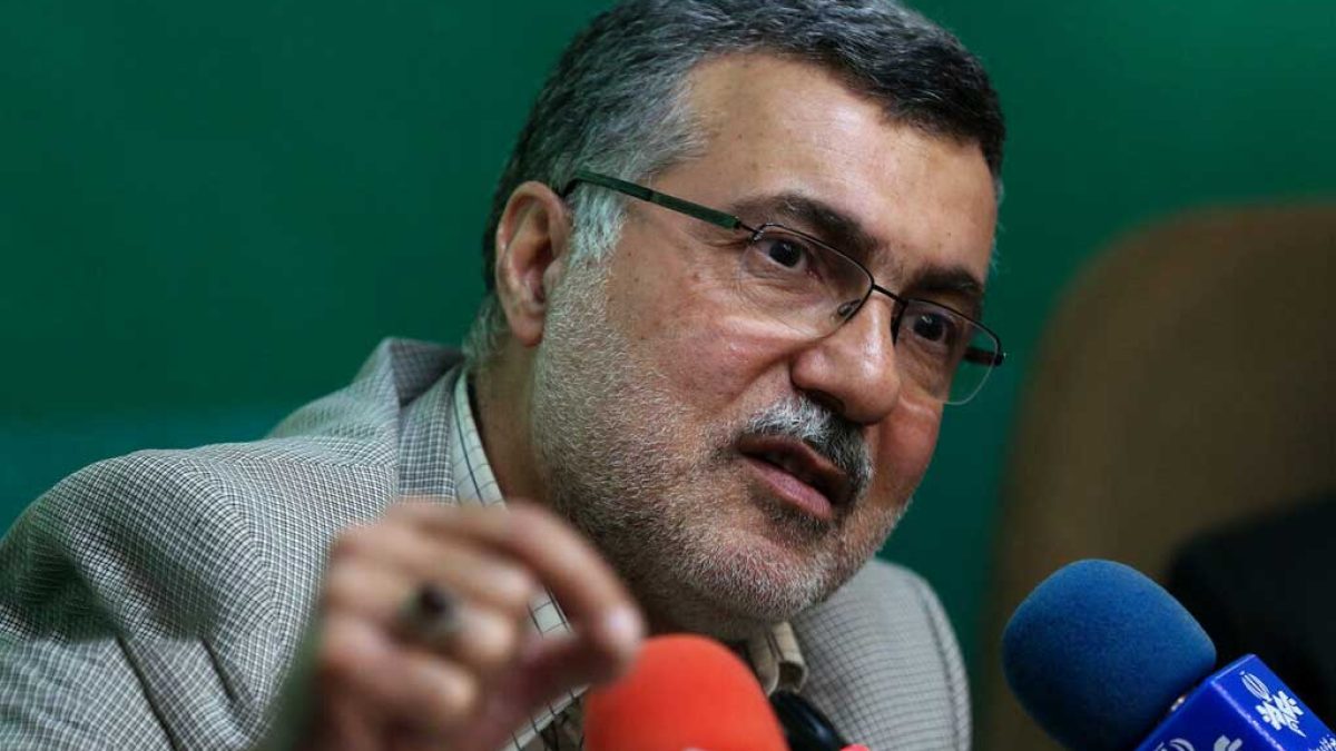 محمدرضا ظفرقندی، وزیر بهداشت ایران، در حال صحبت با خبرنگاران