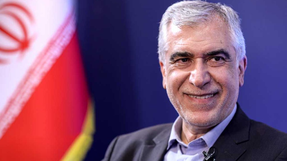 عضو کمیسیون امنیت ملی مجلس در حال تشریح حاکمیت تاریخی ایران بر جزایر سه‌گانه